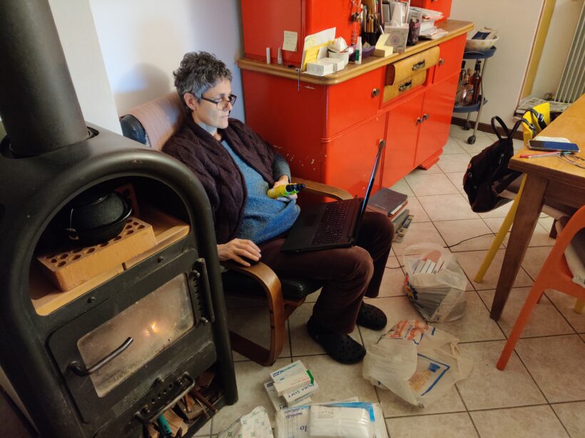 La Carmen registra i medicinali dui una delle tante borse che sci hanno portato destinate al campo profughi di Lipa (BiH)